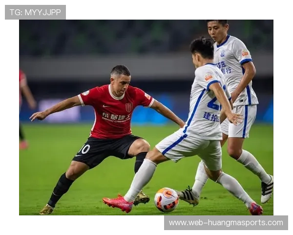 王禹因犯规被红牌罚下 天津津门虎与长春亚泰激战正酣